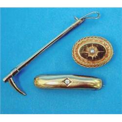 A 15ct gold stockpin, in the form of a whip, a small Victorian gold brooch set with a split pearl...