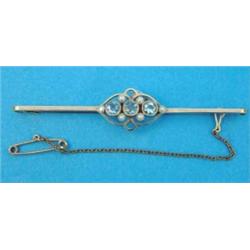 An Edwardian 15ct gold bar brooch, millegrain set with 3 aquamarines and seed pearls (cased)...
