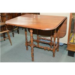Drop leaf dining table with gate leg spindle supports