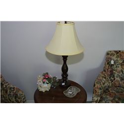 Table lamp, crystal dish and a figural planter