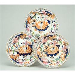 Fourteen Mason's Patent Ironstone China dinner plates, painted in shades of iron-red, green, blue...