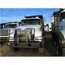 2009 MACK GU713 TRI-AXLE DUMP, S/N 1M2AX09C19M003939, MP8 425M MACK ENGINE, 10 SPD, 46K REARS, ENGIN