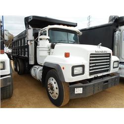 2002 MACK RD688 T/A DUMP, S/N 1M2P267Y12M063820, 350 MACK DIESEL ENG, 10 SPD TRANS, 38K REARS, ENGIN