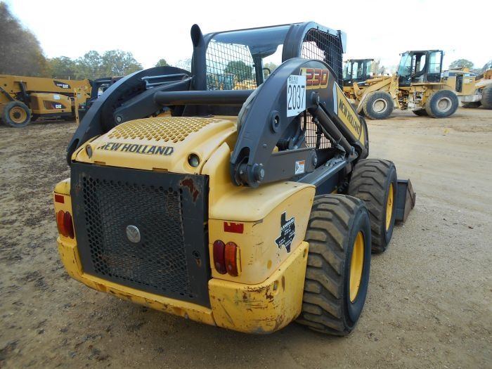 NEW HOLLAND L230 SKID STEER LOADER, S/N NCM449465 (12 YR) GP BUCKET