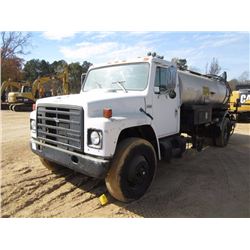 1982 INTERNATIONAL 1954 ASPHALT DISTRIBUTOR TRUCK, S/N 1HTLDUXN7GHA17180, DIESEL ENG, 5 & 2 SPD TRAN