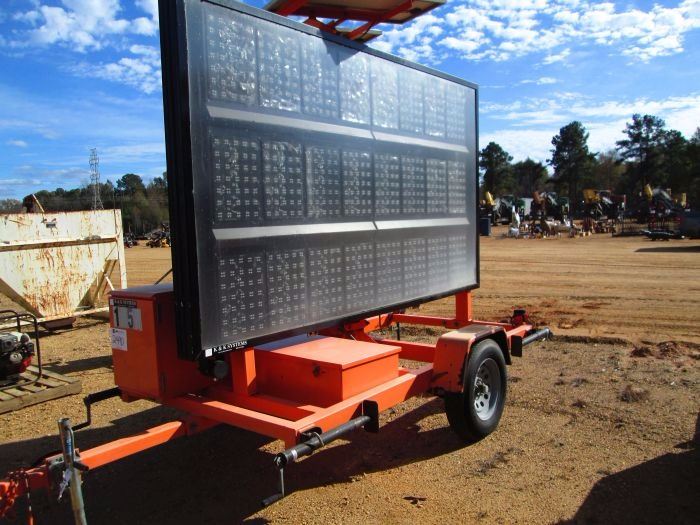 K & K SYSTEMS DIGITAL SIGN BOARD, S/N 44093, BATTERY/SOLAR POWERED, 24