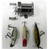 Image 1 : SHAKESPEARE 1920 WONDEREEL + 3 OLD LURES-2 WOOD
