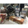 Image 1 : 2 SLOT MACHINES, GLOBE AND BOX OF DICE