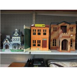 Plastic & ceramic houses - used.