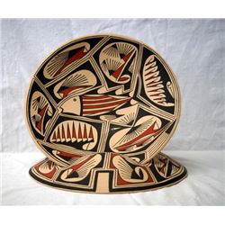 Mata Ortiz Shallow Bowl and Stand by E. L. Andrew