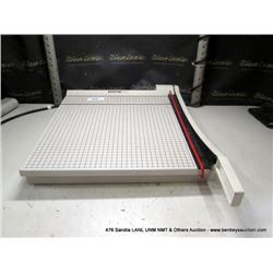 BOSTON 2618 17" PAPER CUTTER