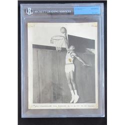TYPE I NEWS SERVICE PHOTO - WILT CHAMBERLAIN - BECKETT AUTHENTIC