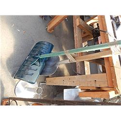 SNOW SHOVEL ADN D-HANDLE SHOVEL