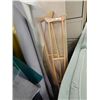 Image 1 : CRUTCHES