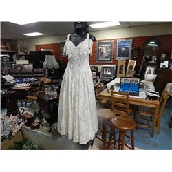 LADY'S WEDDING DRESS - BEAUTIFUL LACE AROUND THE NECKLACE SZ 12?