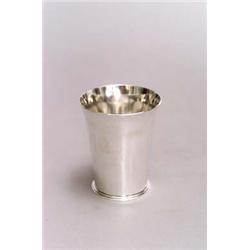 GEORG JENSEN, Kopenhagen Hans Nielsen Becher, Silber. Über rundem profiliertem Fuß konis...