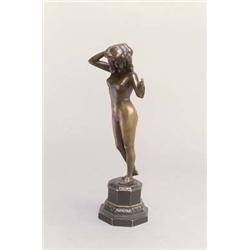 OTTO POERTZEL (1876 - 1963) Weiblicher Akt, Bronze, patiniert, partiell vergoldet. Weiblich...