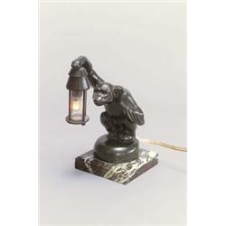 MAX LE VERRIER, Paris Affe mit Laterne, Bronze, Marmorsockel. Sitzender Affe auf runder Pli...