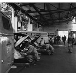 HUBERT KÖNEN Autoreparaturwerkstatt, SW-Fotografie, Vintage. 22,7 x 24 cm. Foto rückseitig...