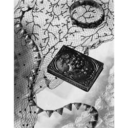 HILDEGARD LOTZ Schmuckdose, Armreif und Halskette auf Spitzengewebe, SW-Fotografie, Vintage...