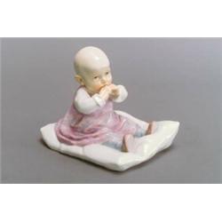 PORZELLANMANUFAKTUR MEISSEN, Meissen Konrad Hentschel Kind auf Kissen, Porzellan. Aufgla...