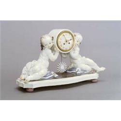 PORZELLANMANUFAKTUR MEISSEN, Meissen Paul Scheurich Kaminuhr, Porzellan. Farbige Aufglas...