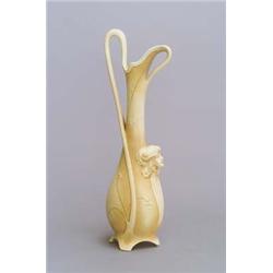 ÖSTERREICH Vase, Keramik. Heller Scherben, cremefarbene Überlaufglasur, partiell mehrtonig...