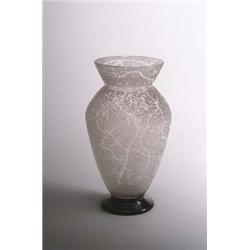 DAUM FRÈRES, NANCY Vase, farbloses Glas, eisglasartig geätzte Oberfläche. Gebauchte Form mi...