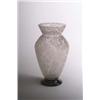 Image 1 : DAUM FRÈRES, NANCY Vase, farbloses Glas, eisglasartig geätzte Oberfläche. Gebauchte Form mi...