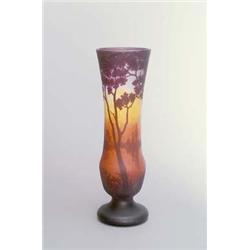 DAUM FRÈRES, NANCY Vase, farbloses Glas mit gelben, orangefarbenen und roten Pulvereinschme...