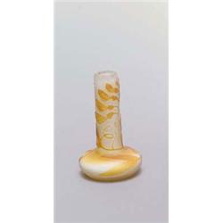 EMILE GALLÉ, Nancy Vase, farbloses Glas. Opaker weißer Innenüberfang und orangefarbener Auß...