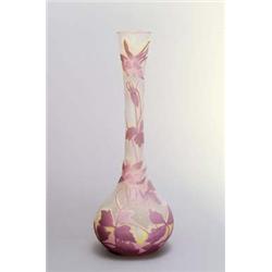 EMILE GALLE, Nancy Vase, farbloses, matt geätztes Glas. Farbige Außenüberfänge in Weiß, Hel...