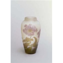 EMILE GALLÉ, Nancy Vase, farbloses Glas. Milchigweiße Pulvereinschmelzungen, violetter und...
