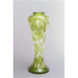 EMILE GALLE, Nancy Vase, farbloses Glas, hellgrüner Überfang, geätztes Doldenblüten- und Bl...