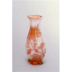 EMILE GALLÉ, Nancy Vase, farbloses Glas mit milchig weißen Pulvereinschmelzungen, erdbeerro...
