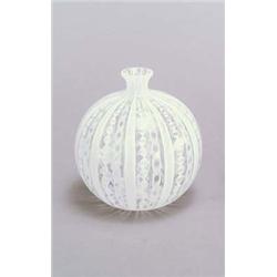 BAROVIER & TOSO, Murano Vase Filigrana, farbloses Glas. Zanfirico-Dekor von opakweißen, ver...