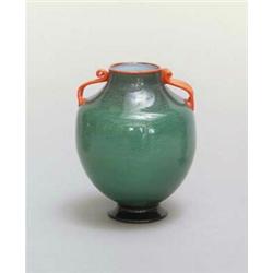 MURANO Vase, dunkelgrünes Glas mit Argentato-Dekor. Weißer Innenüberfang. Über rundem Fuß b...