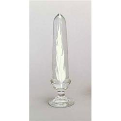 VENINI & C., MURANO Obelisk, farbloses Glas. Langgestreckter korallenartiger Einschluss in...