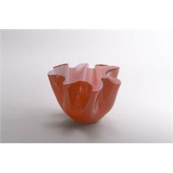 VENINI & C., MURANO Fulvio Bianconi Vase Fazzoletto, farbloses Glas. Roter Außenüberfang...