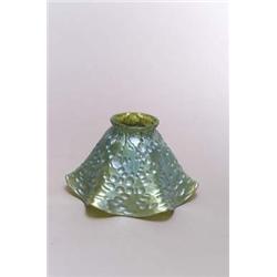 JOHANN LÖTZ WITWE, Klostermühle Glasglocke, grünes Glas. Irisierende Deckschicht mit flächi...