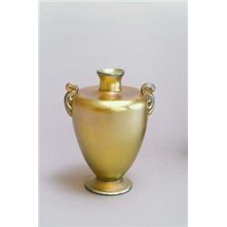 TIFFANY & CO., New York Vase, farbloses Glas. Honigfarben und irisierend überfangen. Über r...