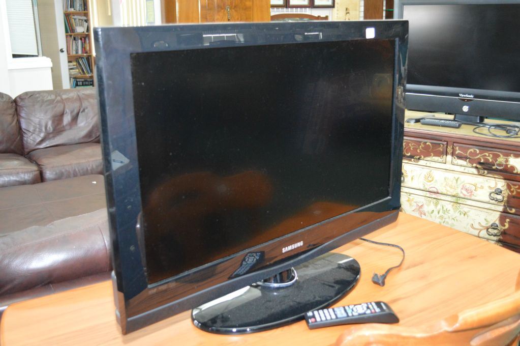 Samsung Model LN32C350D1D television with remote