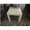 Image 1 : PLASTIC SQUARE SIDE TABLE