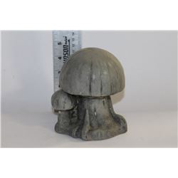 SET OF 5 CEMENT GARDEN ORNAMENTS - MUSHROOMS