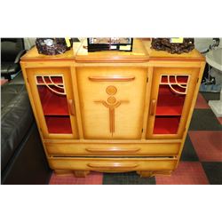 VINTAGE WOODEN BUFFET / HUTCH