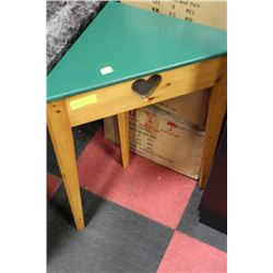 SMALL TRICYCLE DECORATIVE CORNER SHELF