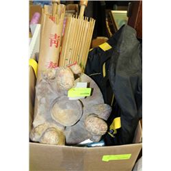 BOX OF HOUSEHOLD ORNAMENTS