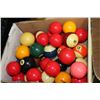Image 1 : LOT OF 34 POOL/SNOOKER BALLS