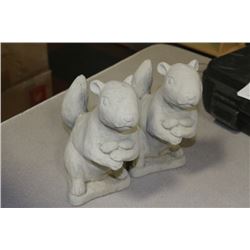 PAIR OF CONCRETE GARDEN ORNAMENT - SQUIRRELS