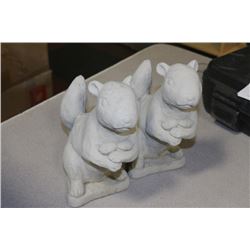 PAIR OF CONCRETE GARDEN ORNAMENT - SQUIRRELS